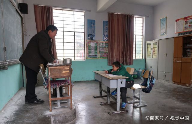 在郑州登封市唐庄第四小学,57岁的郭海森老师正在给一年级的学生上课